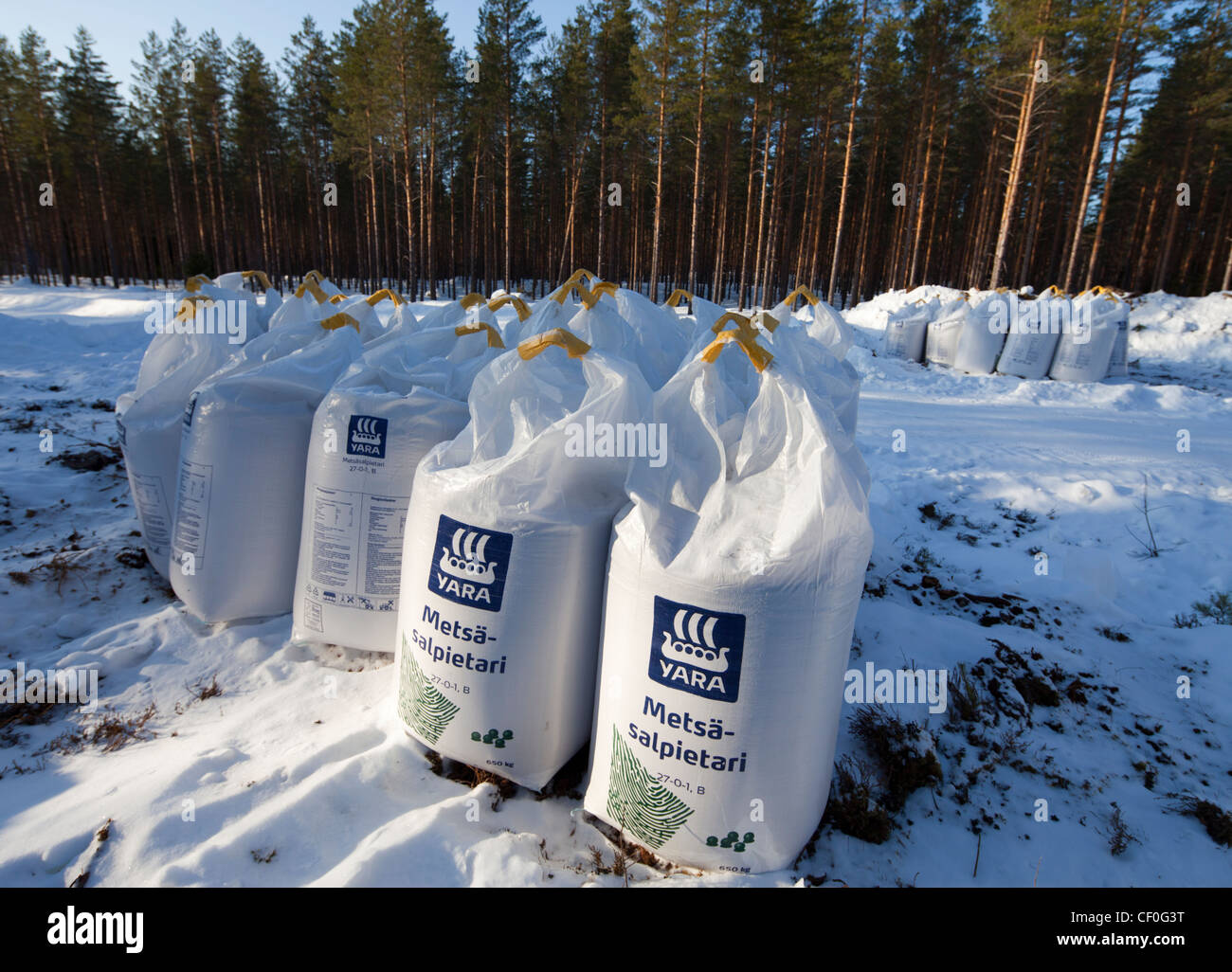 650 kg sacos de salitre fertilizantes de Yara , para fertilizar el terreno forestal , Finlandia Foto de stock