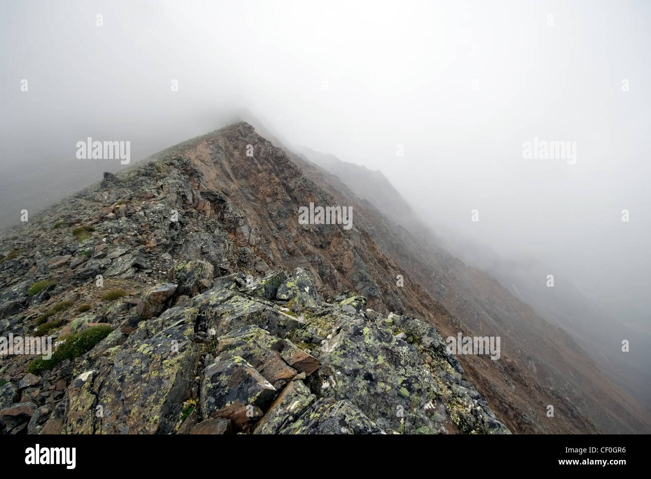 Paso rocoso de neblina y niebla.Sayan montañas.Rusia. En Siberia. Área Goltsy Tunkinskie. Foto de stock
