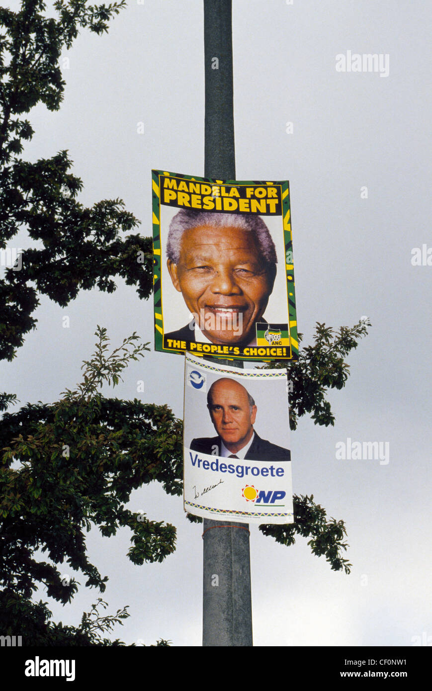 Activista negro Nelson Mandela desafió F. W. de Klerk en Sudáfrica las primeras elecciones multirraciales en 1994. Mandela ganó. Foto de stock