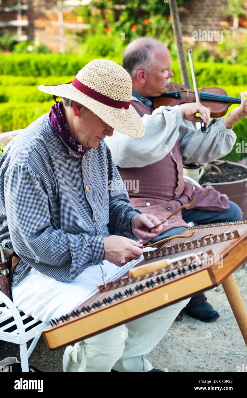 Los músicos vestida con ropa del siglo XVIII, reproducir música en los jardines de Mount Vernon, el hogar de George Washington Foto de stock