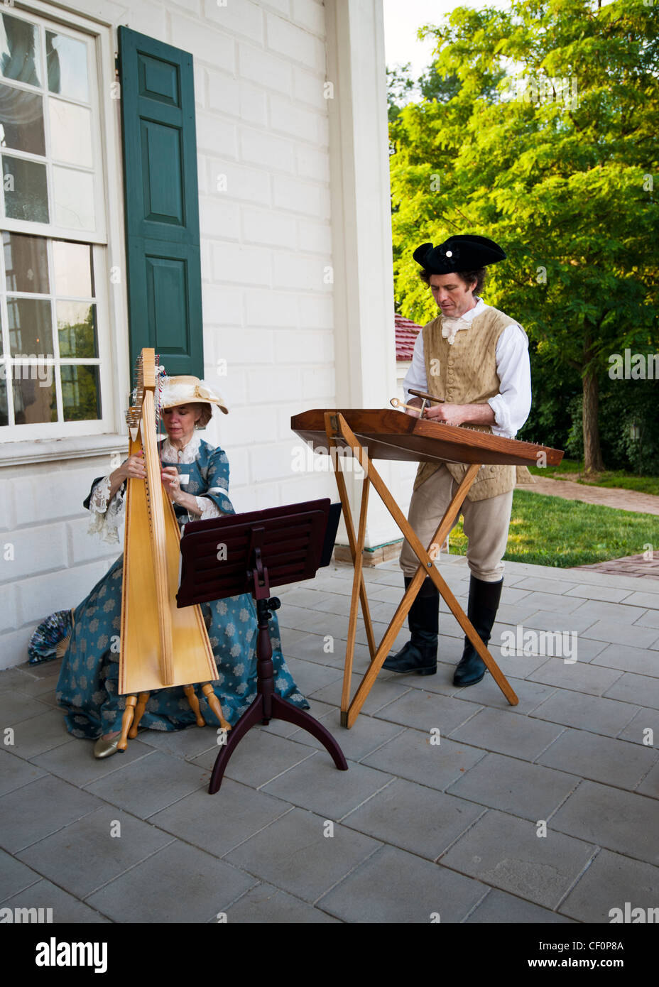 Los músicos vestida con ropa del siglo XVIII, reproducir música en los jardines de Mount Vernon, el hogar de George Washington Foto de stock