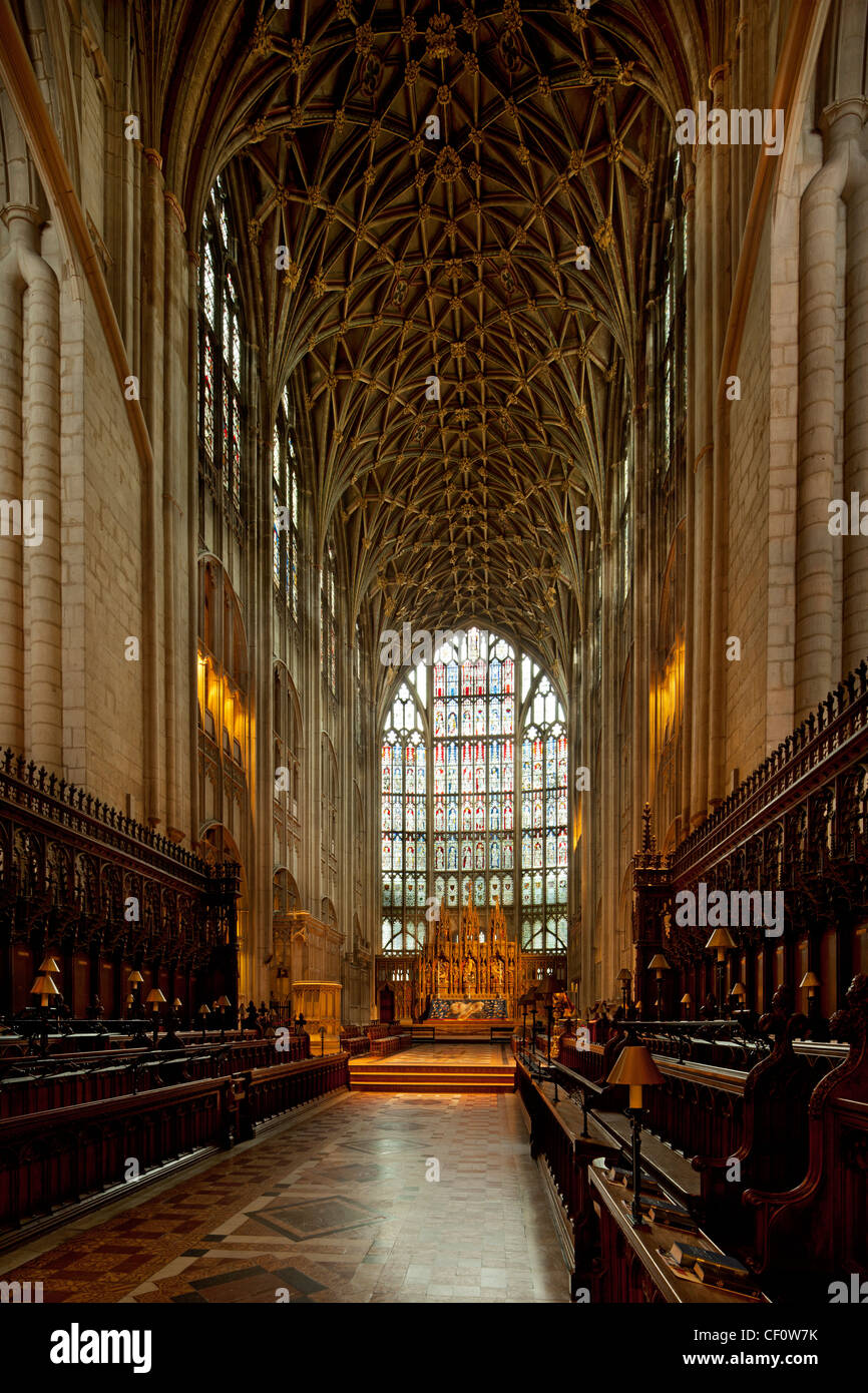 Interior de la catedral de Gloucester, quire hacia el crucero del presbiterio y este ventana, Gloucestershire, Inglaterra Foto de stock