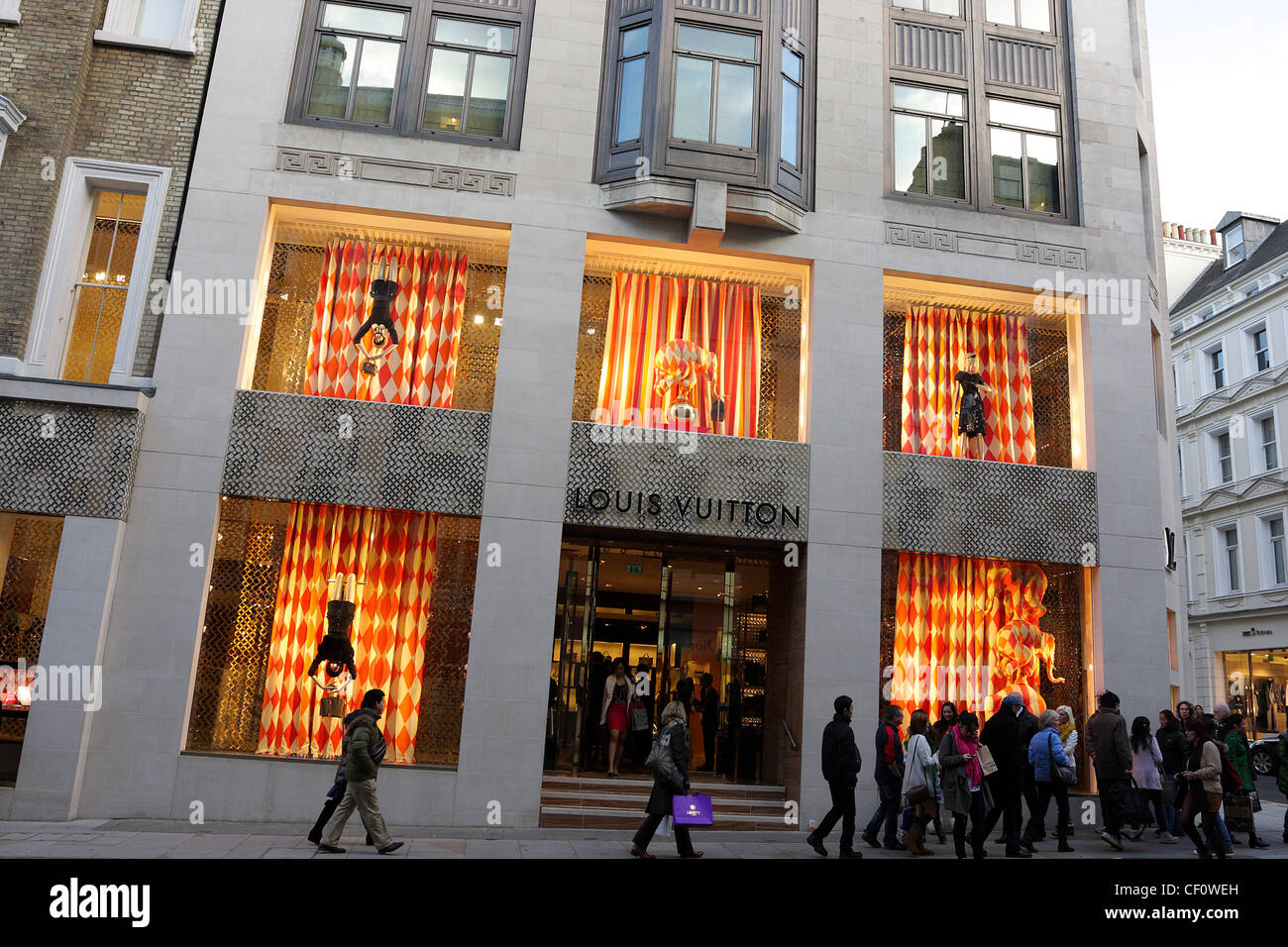 El exterior de la tienda insignia de Louis Vuitton en el barrio de moda de  New Bond Street en London's West end Fotografía de stock - Alamy