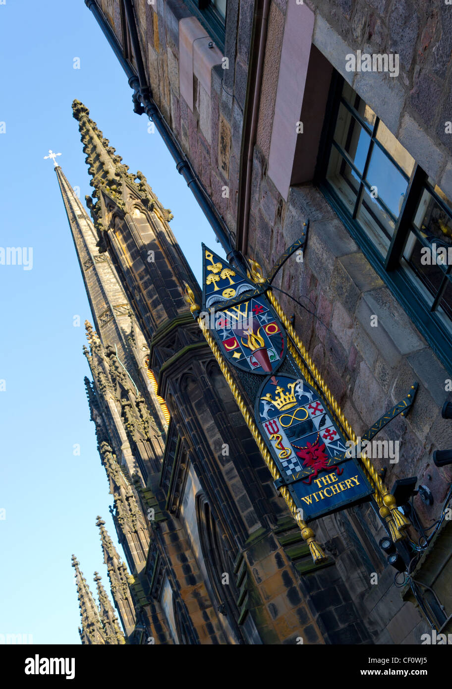 La Witchery por el Castillo de Edimburgo, Escocia, Reino Unido. Foto de stock