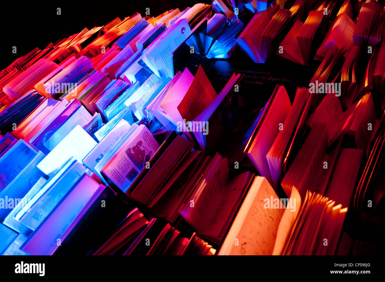 Estantería de libros artísticos con distintos colores de pantalla Foto de stock