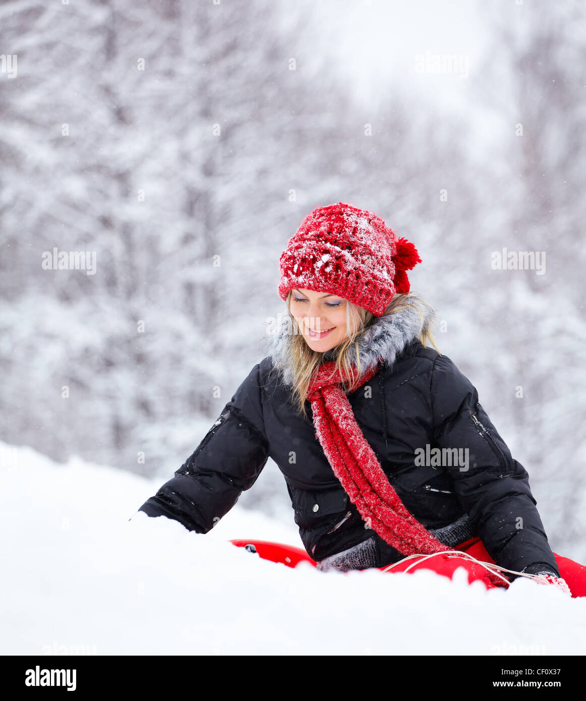 La mujer en su 30s disfrutar de la nieve en el campo. Foto de stock