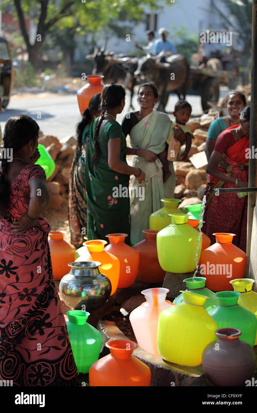 Las mujeres rurales esperando en el suministro de agua en Andhra Pradesh en el sur de la India Foto de stock