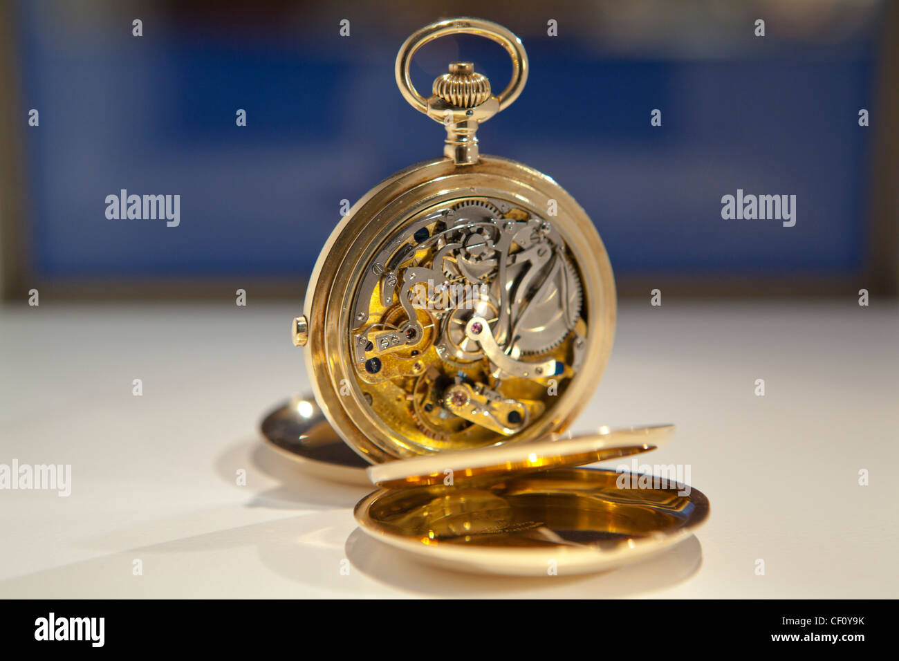 Un valioso reloj de bolsillo mecánico hechas de oro. Foto de stock