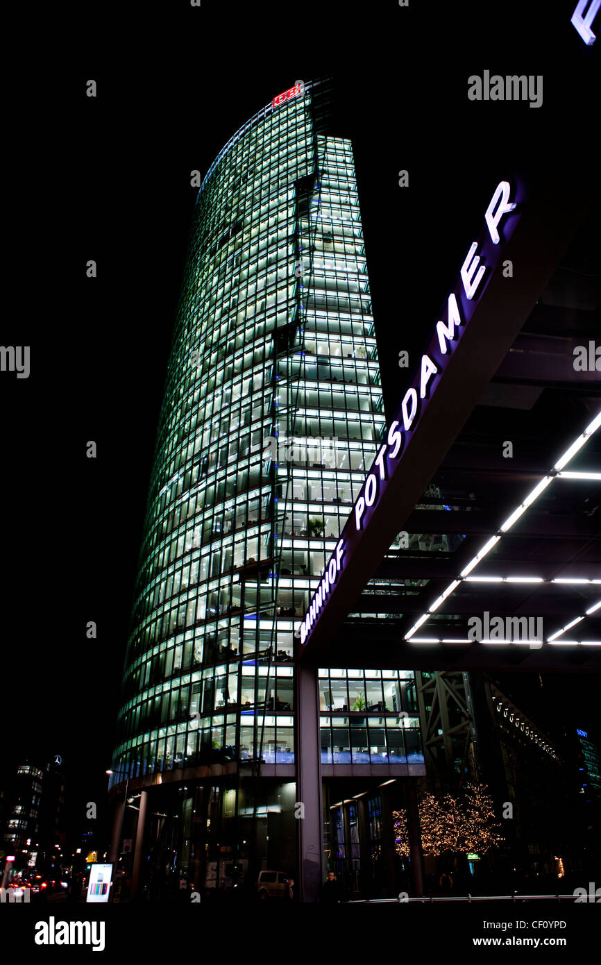 Deutsche Bahn Tower, Bahntower en Potsdamer Platz, Berlín por la noche Foto de stock