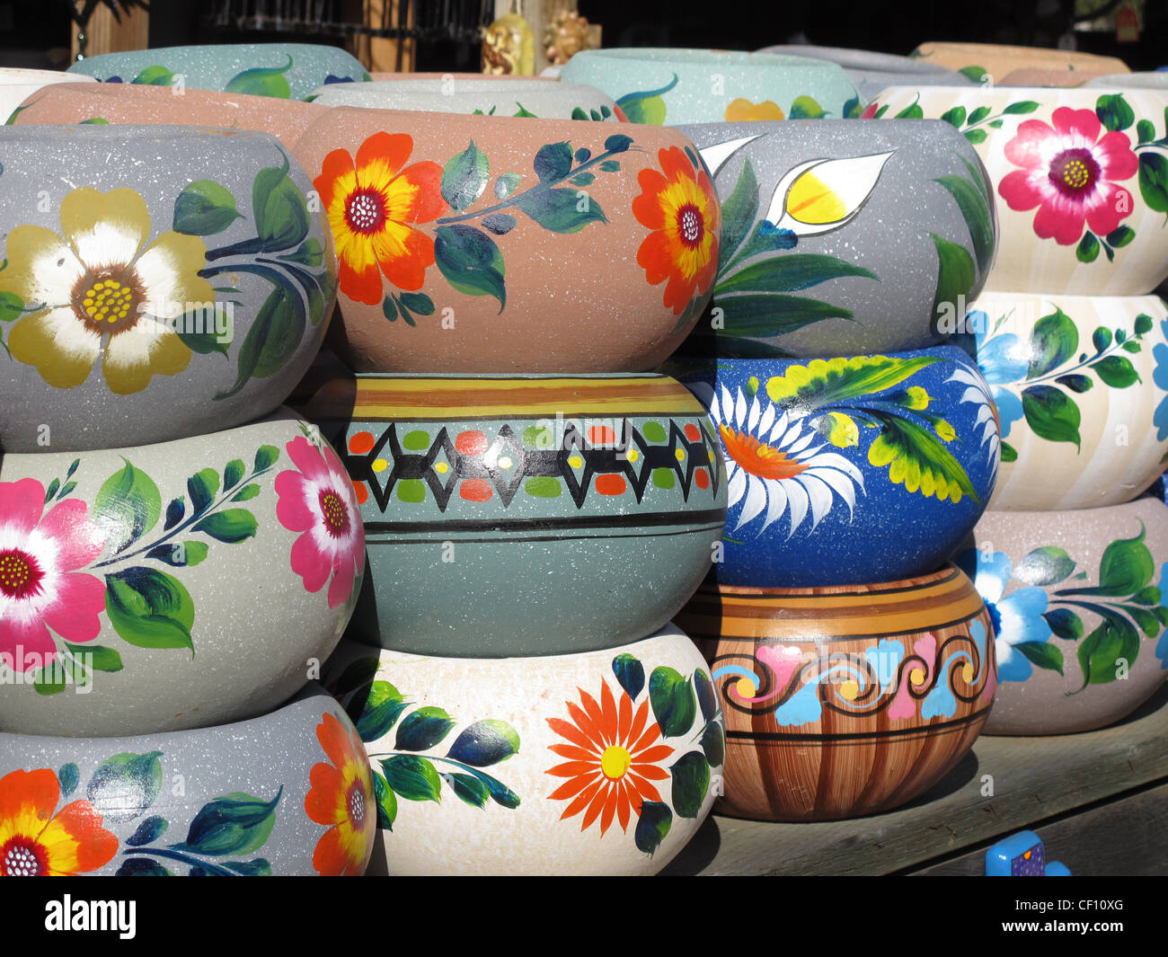 Macetas de cerámica pintada a la venta en un almacén en el distrito de la  ciudad vieja de San Diego Fotografía de stock - Alamy