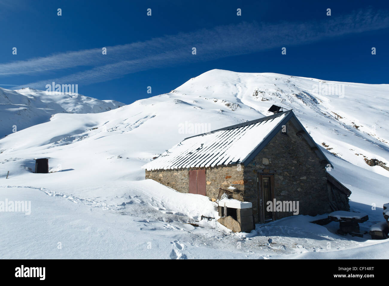 Refugio de montaña en la montaña nevada paisaje cerca de Col de pausa, Ariège, Pirineos, Francia. Foto de stock