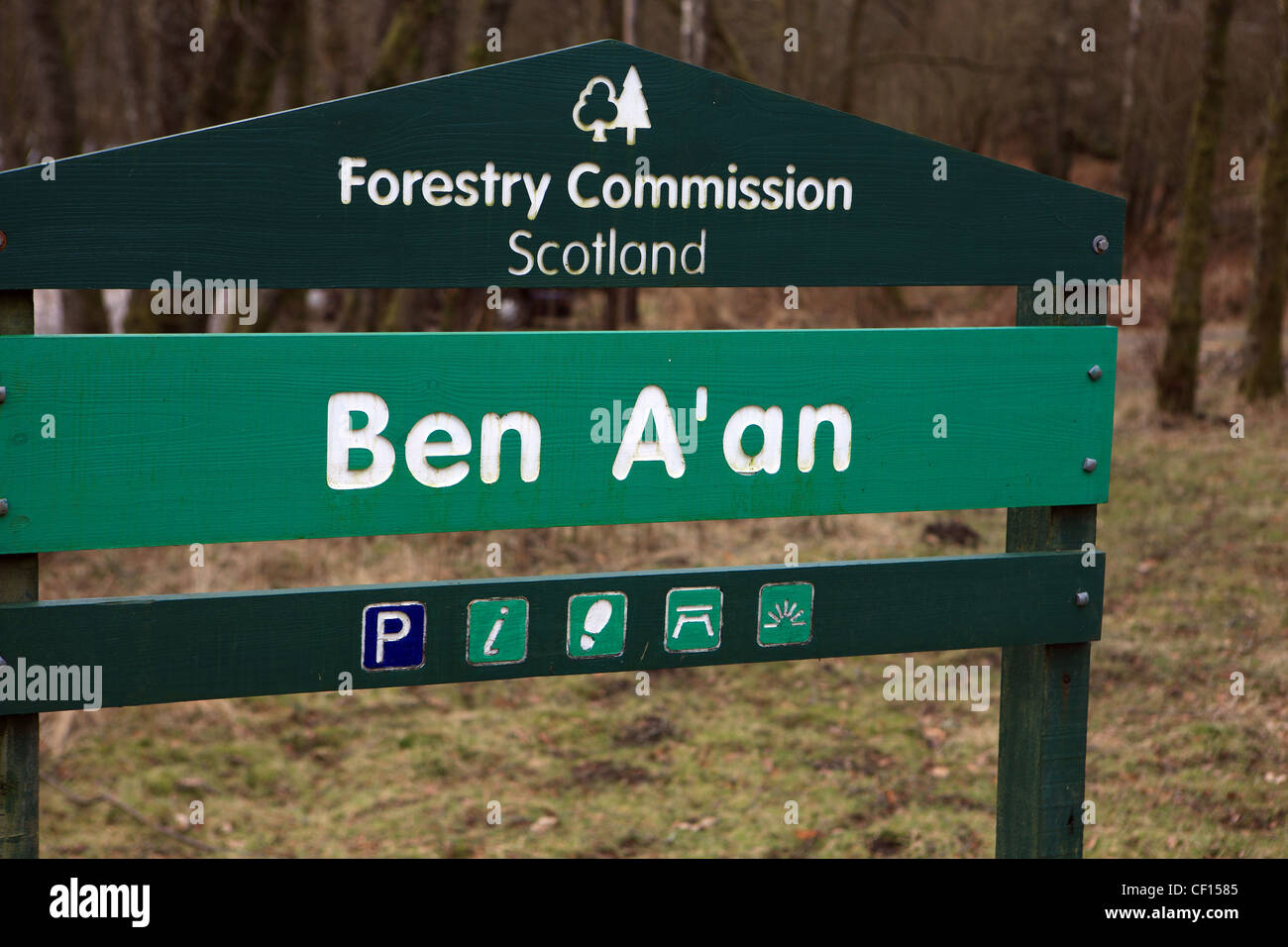 Comisión Forestal firmar al inicio de la caminata hasta Ben A'an en los Trossachs de Escocia. Foto de stock