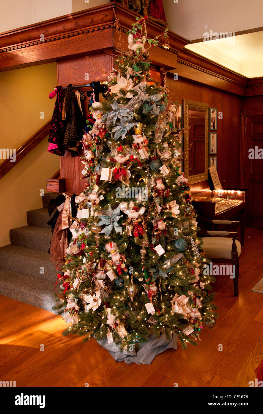 Árbol de navidad decorado,EE.UU. Foto de stock