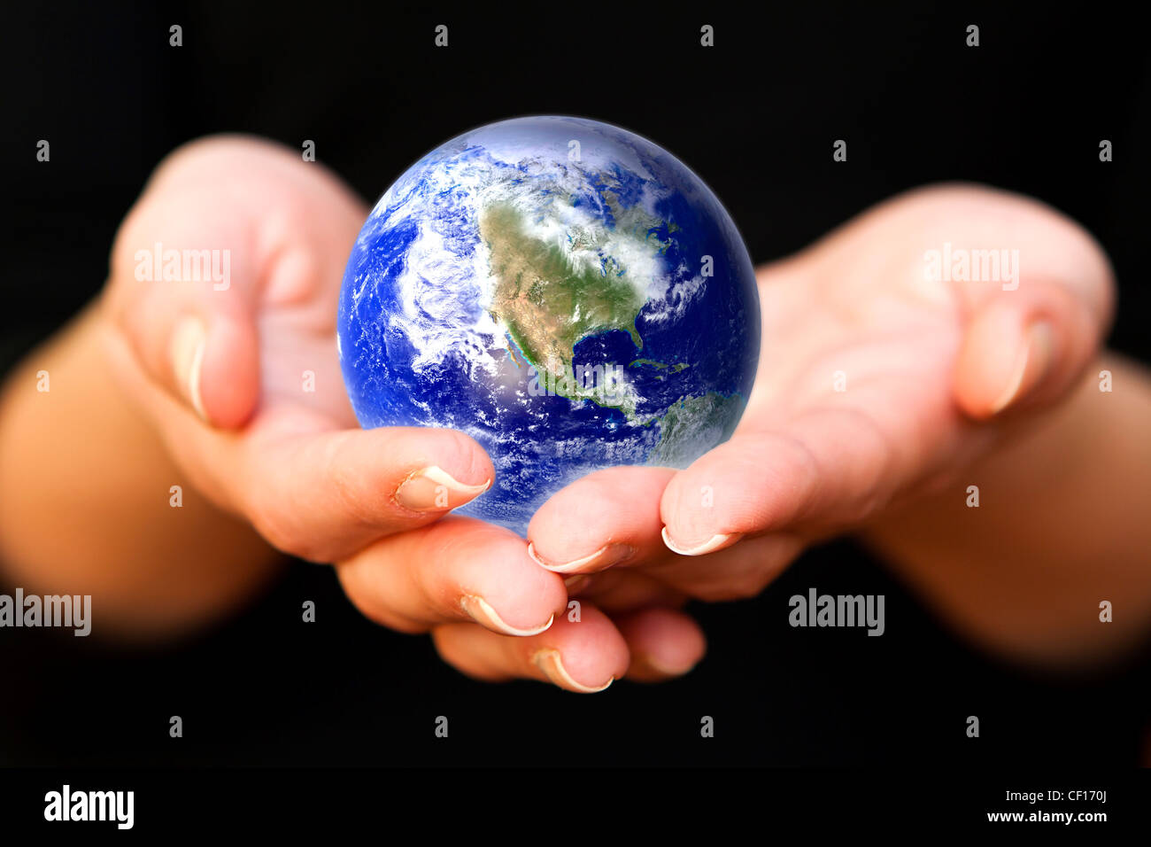 Las manos cuidadosamente la celebración de planeta Tierra. Mundo de cristal Foto de stock