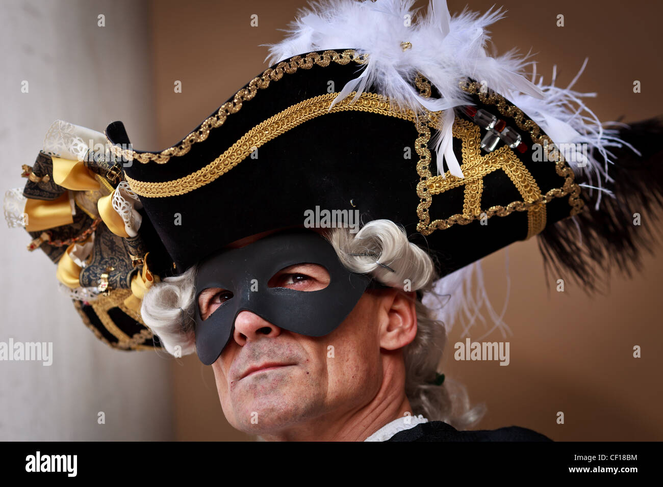 Veneciana Hombre En Traje Negro Con Una Máscara De Oro Fotos, retratos,  imágenes y fotografía de archivo libres de derecho. Image 3634915