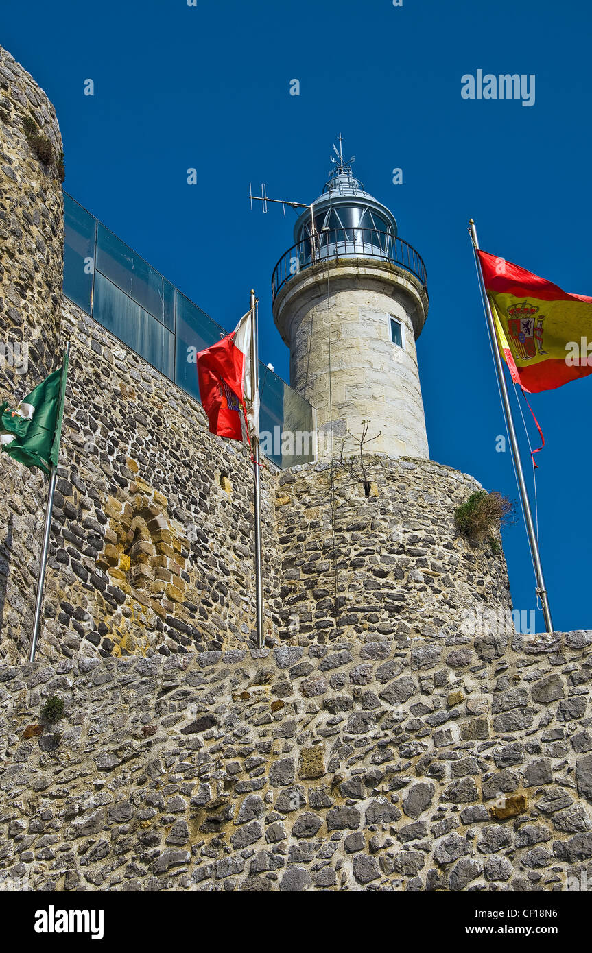 Fortaleza de Santa Ana y el faro de la localidad de Castro Urdiales, el Golfo de Vizcaya, Cantabria, España, Europa Foto de stock