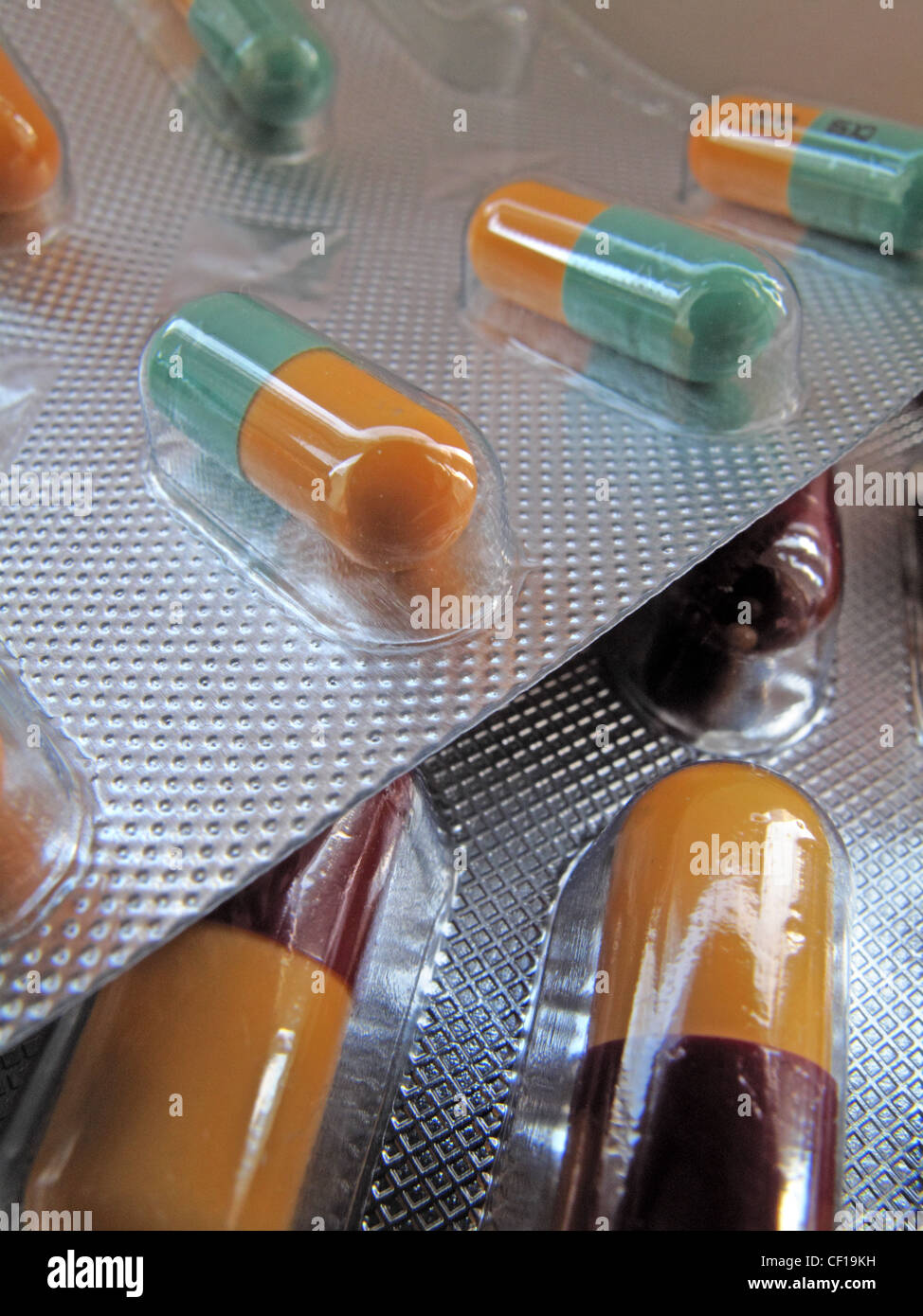 Cápsulas de medicamentos en blisters de aluminio. Foto de stock