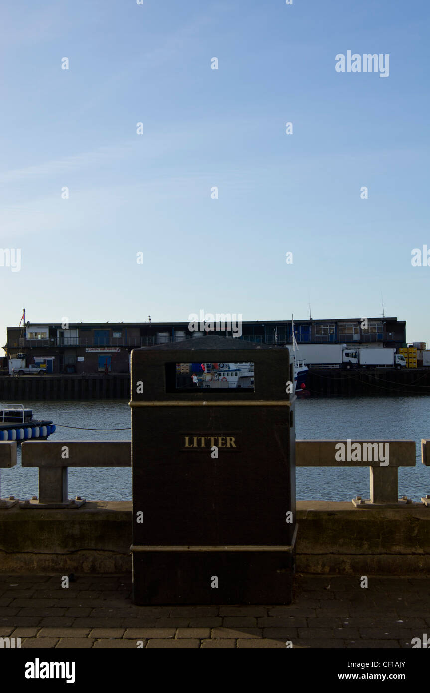 Papelera en Bridlington Harbour Front Foto de stock