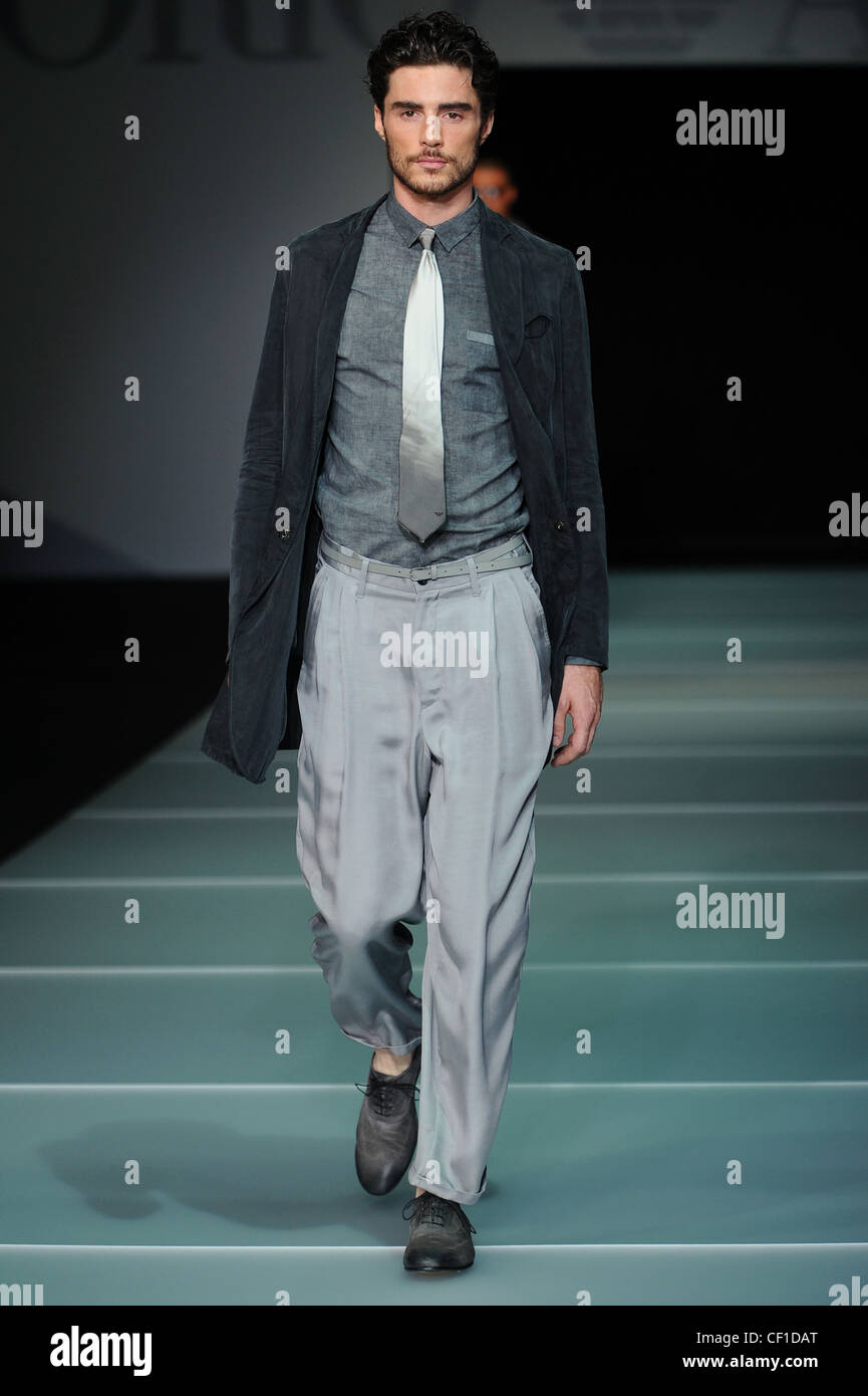 Emporio Armani Milan lista para usar la moda masculina Primavera Verano  2012 Fotografía de stock - Alamy