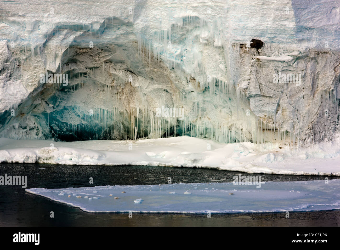 La Antártida esculpida Cueva de Hielo Hielo Antártico Foto de stock