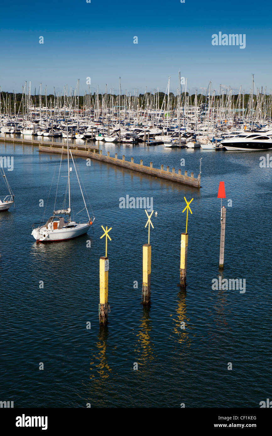 Reino Unido, Hampshire, New Forest, Lymington harbor yates amarrados en la marina Foto de stock