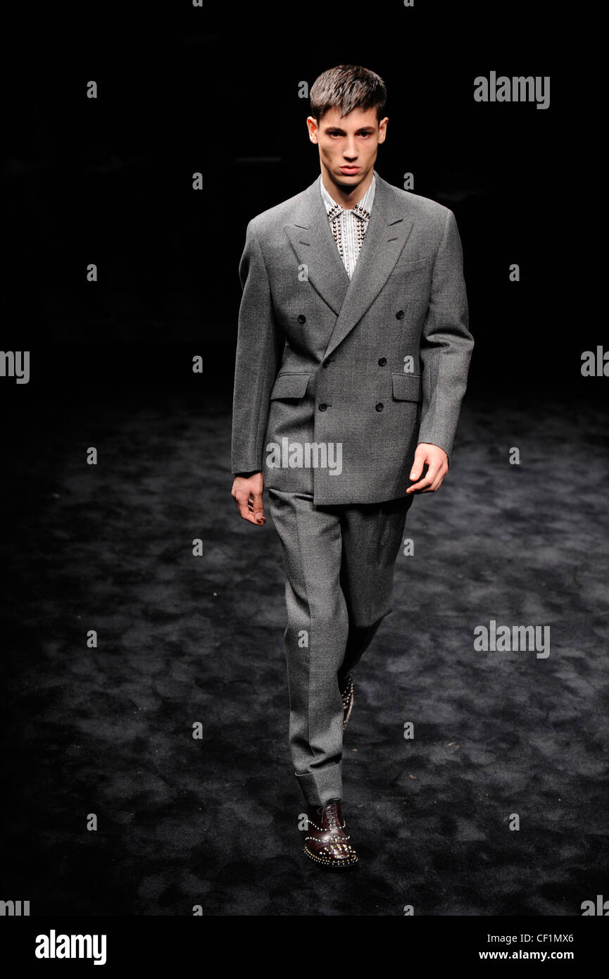 Prada Milan listo para ponerse ropa de hombre Otoño Invierno traje gris  Fotografía de stock - Alamy