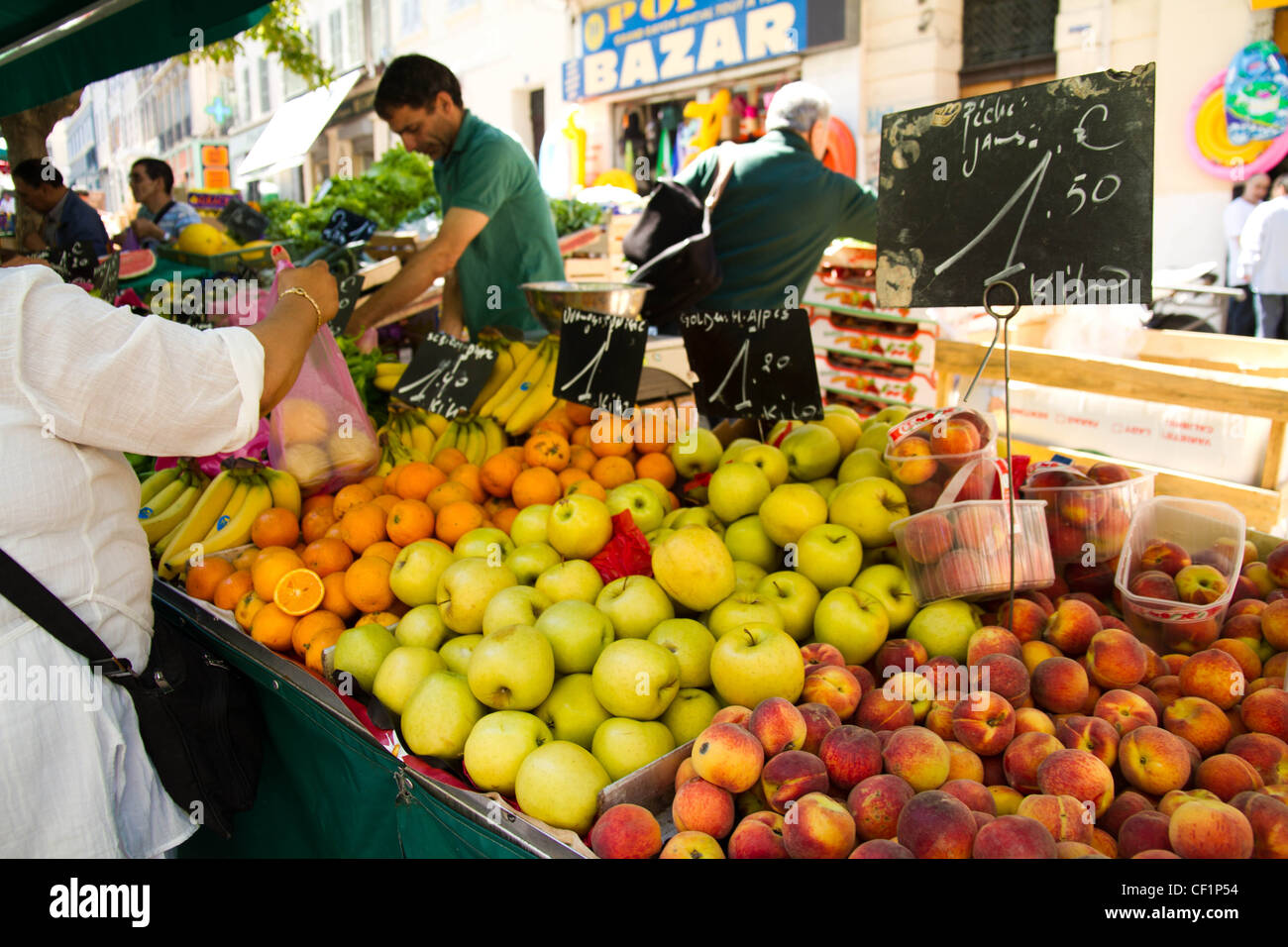 Un mercado de frutas y verduras en Marsella, Francia Foto de stock