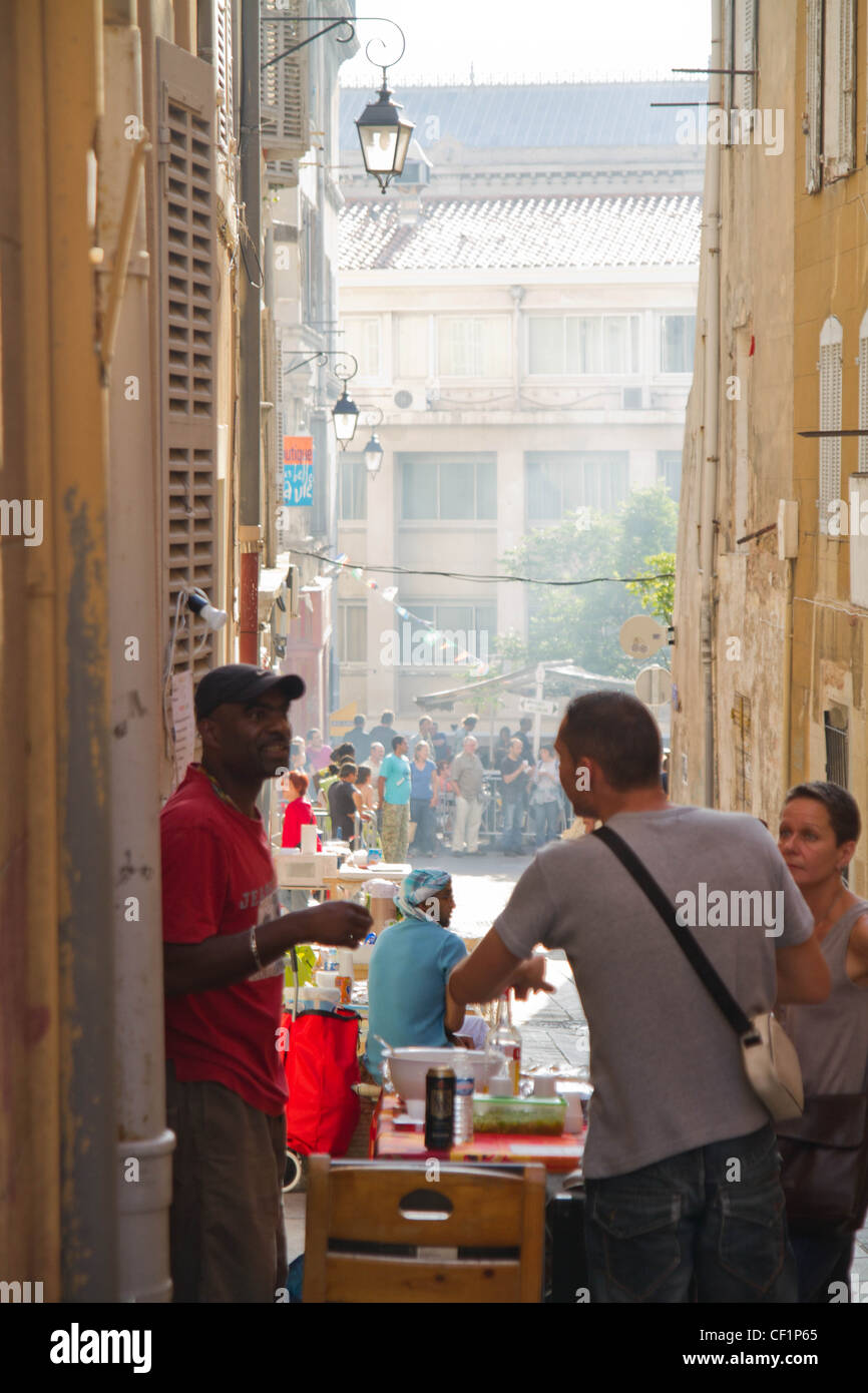 Una escena callejera en el barrio antiguo de Marsella Francia Foto de stock