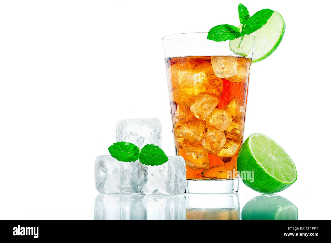 Frío vaso de té helado con cubitos de hielo, hierbabuena y limón aislado sobre fondo blanco