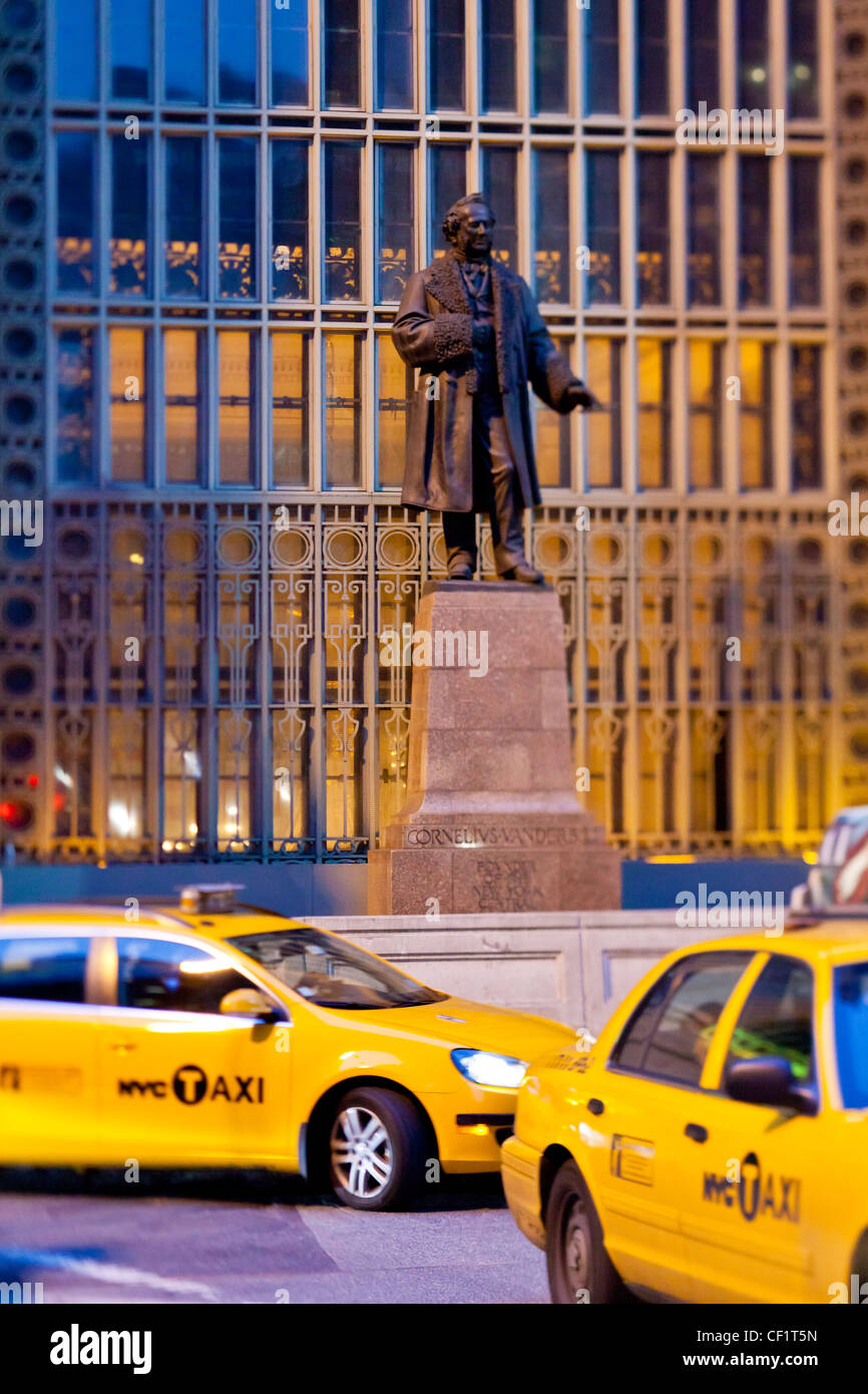 Estatua fuera de la estación Grand Central en Manhattan, Nueva York, Estados Unidos de América Foto de stock