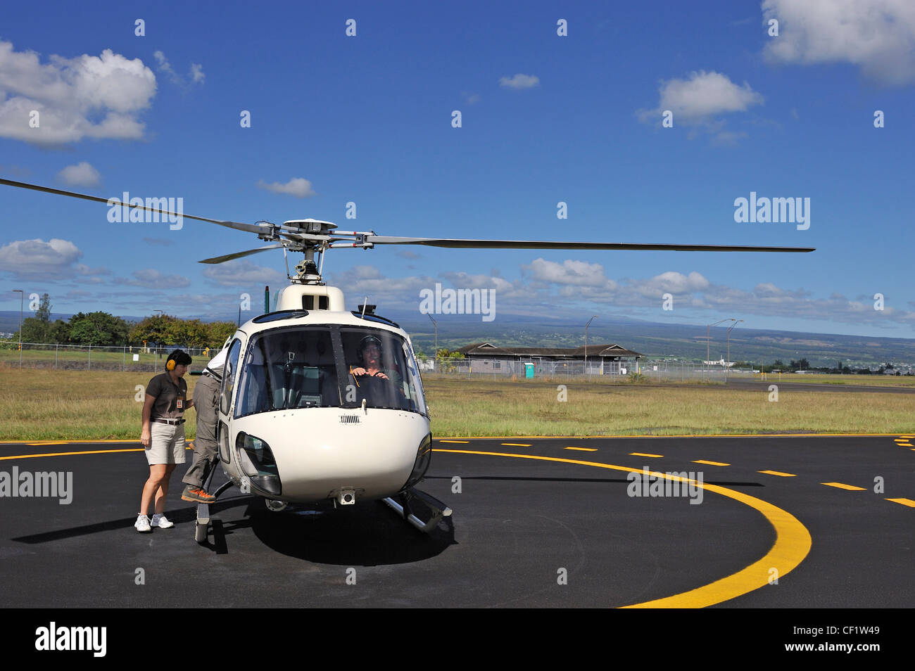 Helicóptero sobre asfalto antes de un vuelo, Hilo, Isla Grande, las Islas de Hawaii, EE.UU. Foto de stock
