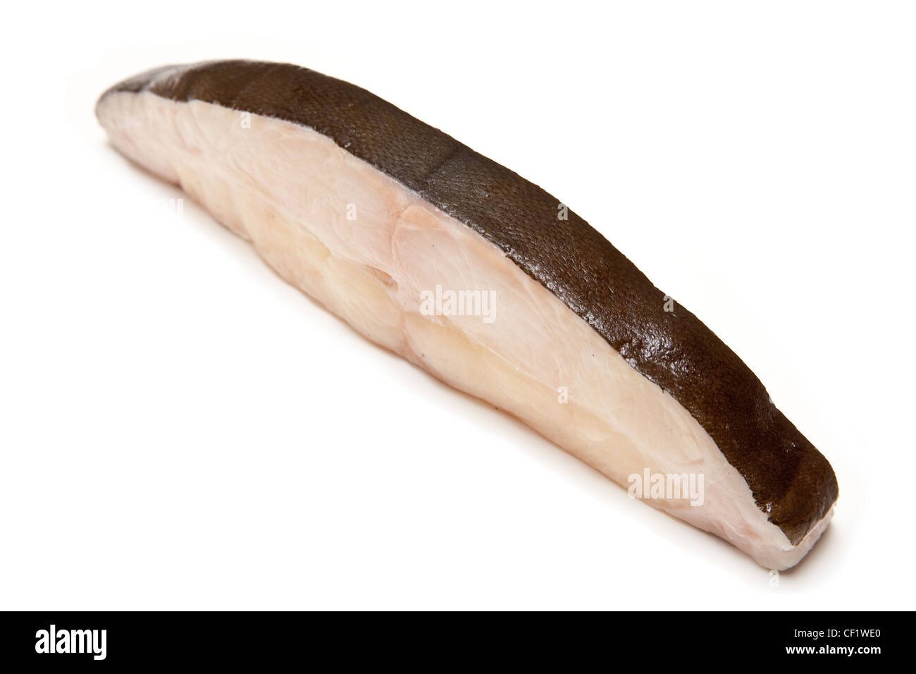 Fletán filete de pescado blanco aislado en un fondo de estudio. Foto de stock