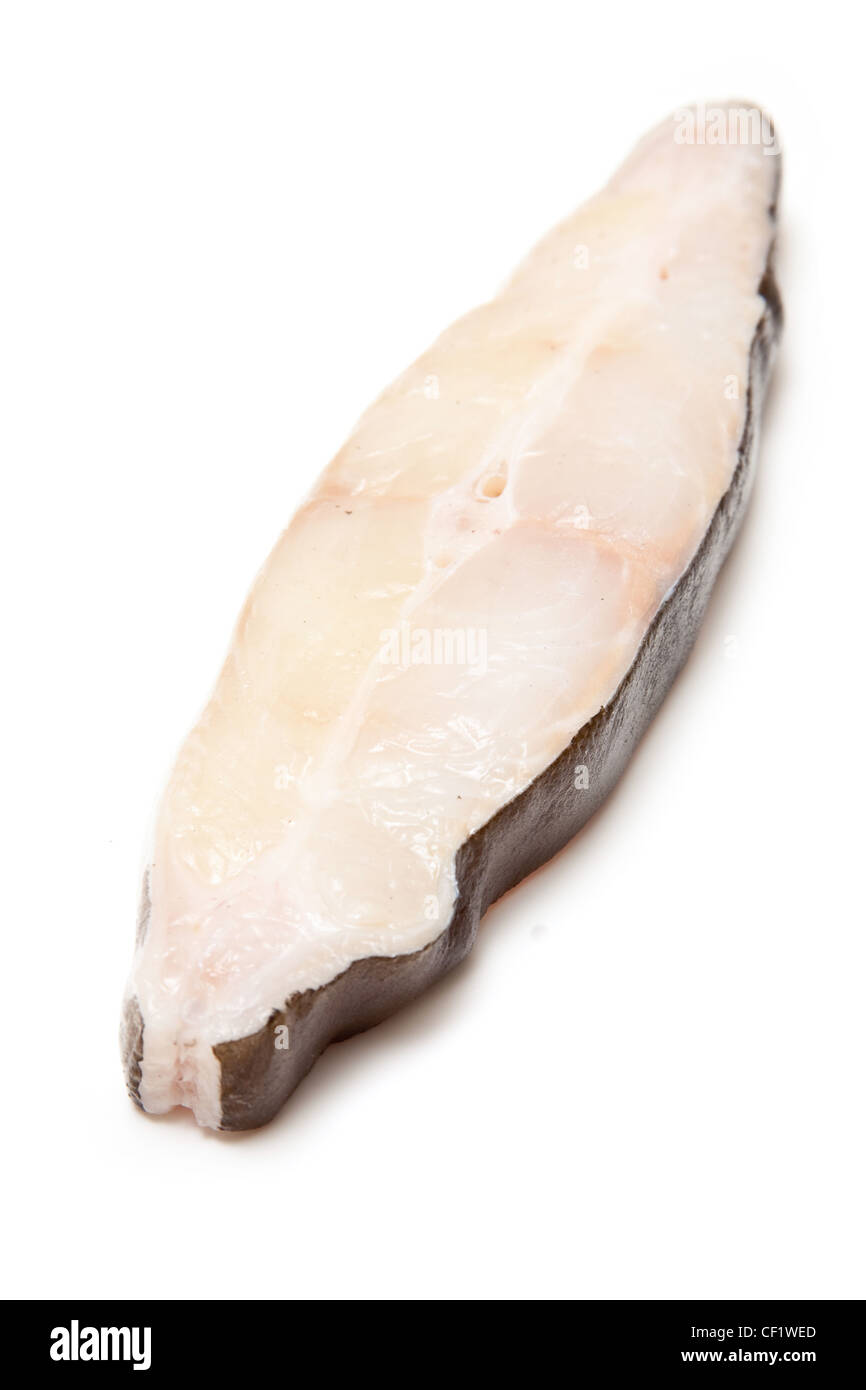 Fletán filete de pescado blanco aislado en un fondo de estudio. Foto de stock