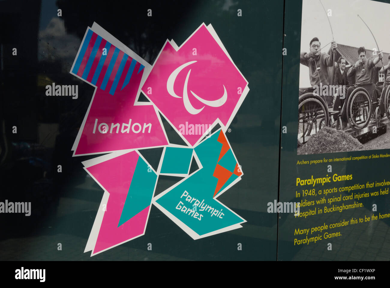 El logotipo de los Juegos Paralímpicos de Londres 2012 e información sobre vallas fuera de la estación de metro de Stratford. Foto de stock