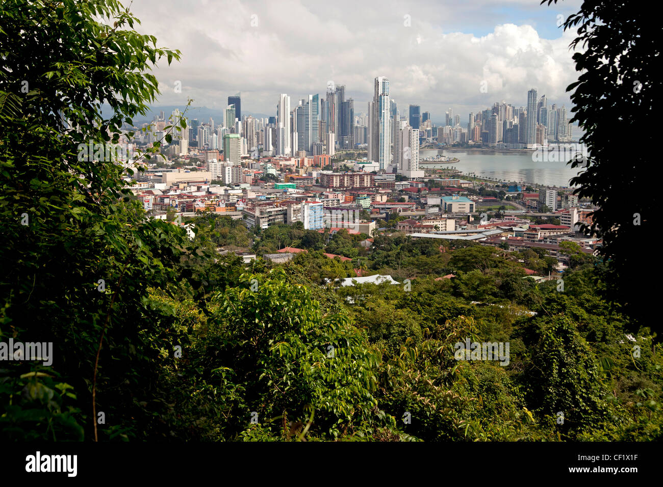 Paisaje Urbano y el horizonte de la Ciudad de Panamá, visto desde el Cerro Ancón Sierra, Panamá, América Central Foto de stock