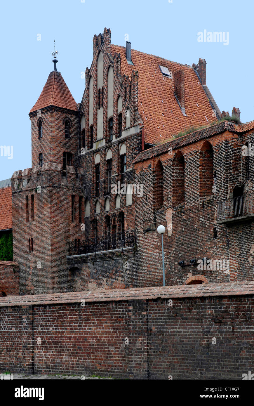Ver bastión en la antigua muralla de la ciudad como una parte de la fortificación de la ciudad de Torun. Foto de stock
