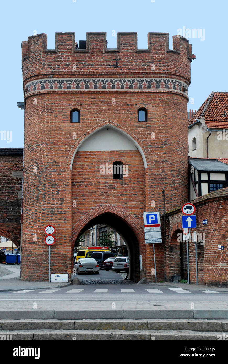 Gate Bridge como una parte de la fortificación de la ciudad de Torun. Foto de stock