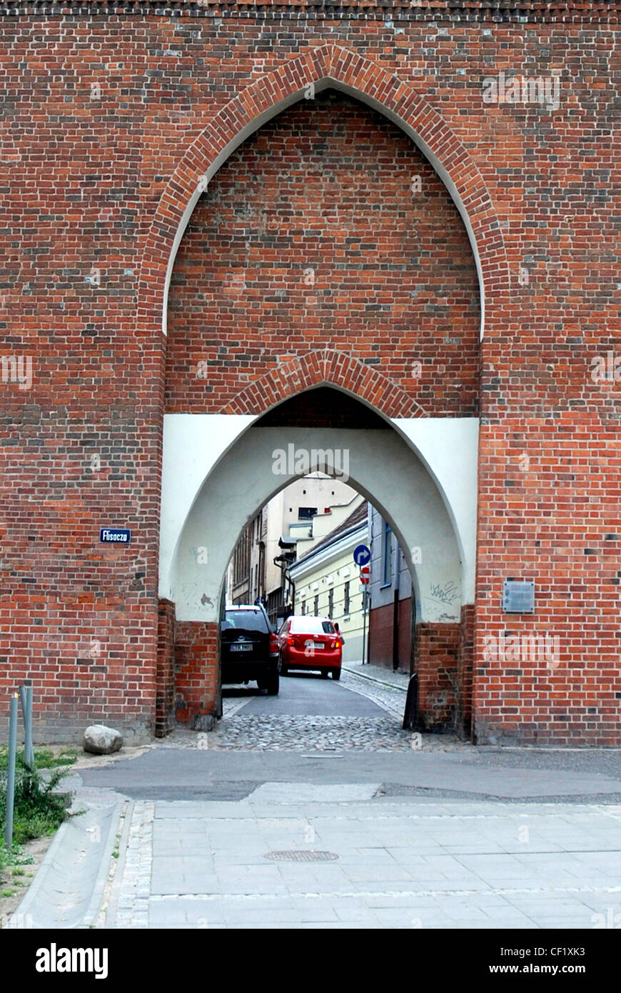 Puerta del monasterio en Torun como parte de un sistema de defensa desde el siglo XIV. Foto de stock
