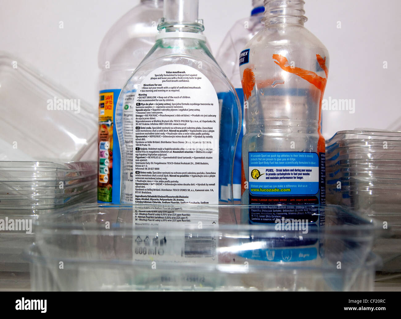 Casa de botellas de plástico y envases de alimentos listos para su  reciclaje, Londres Fotografía de stock - Alamy