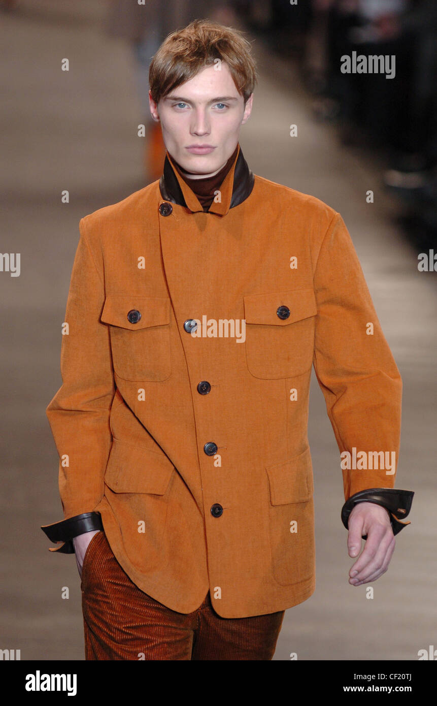 Hermes París listo para ponerse ropa de hombre Otoño Invierno naranja chaqueta reefer Fotografía stock - Alamy