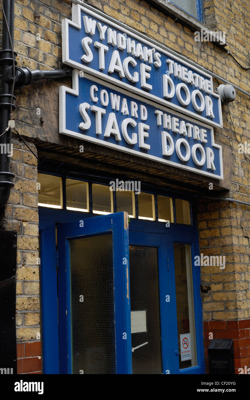 Una vista del Stage Door en el Wyndham's Theatre. Foto de stock