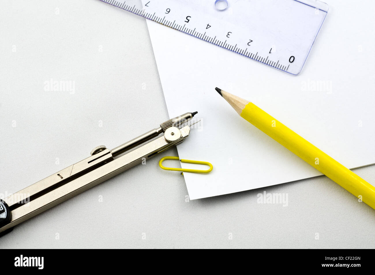 Hojas de papel vacío, regla, lápiz y brújulas Fotografía de stock - Alamy