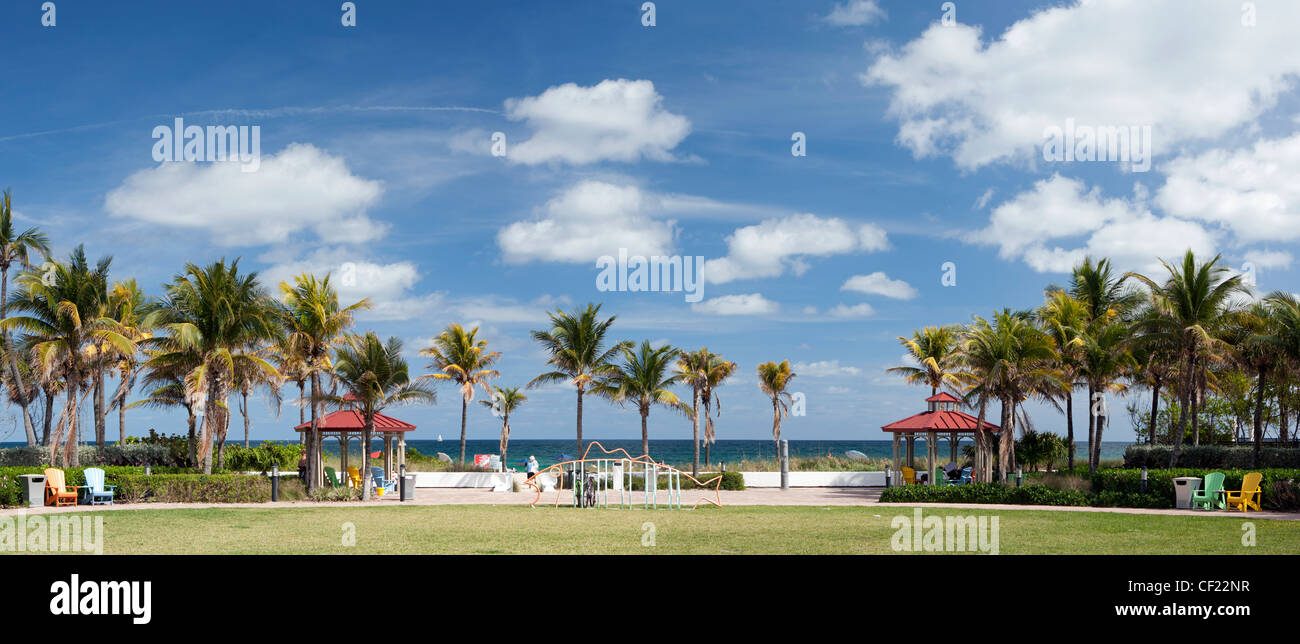 Acceso a la playa de estacionamiento de la imagen compuesta panorámica - Lauderdale-por--Mar, Florida, EE.UU. Foto de stock