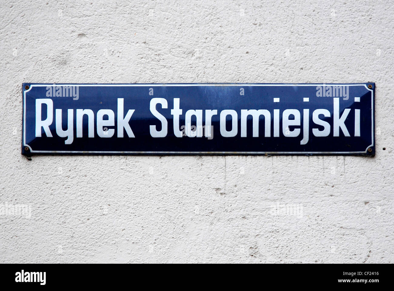 Señal de carretera Rynek Staromiejski en Torun. Foto de stock