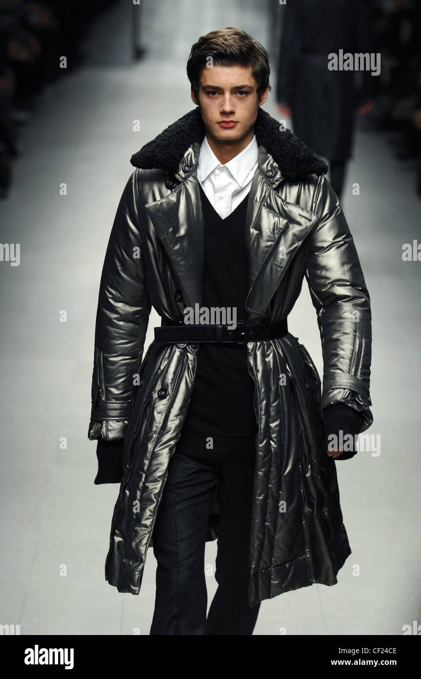 Burberry Milan listo para ponerse ropa de hombre otoño invierno vestidos de  gris metalizado Modelo de rodilla acolchada abrigo largo peludos y collar  Fotografía de stock - Alamy