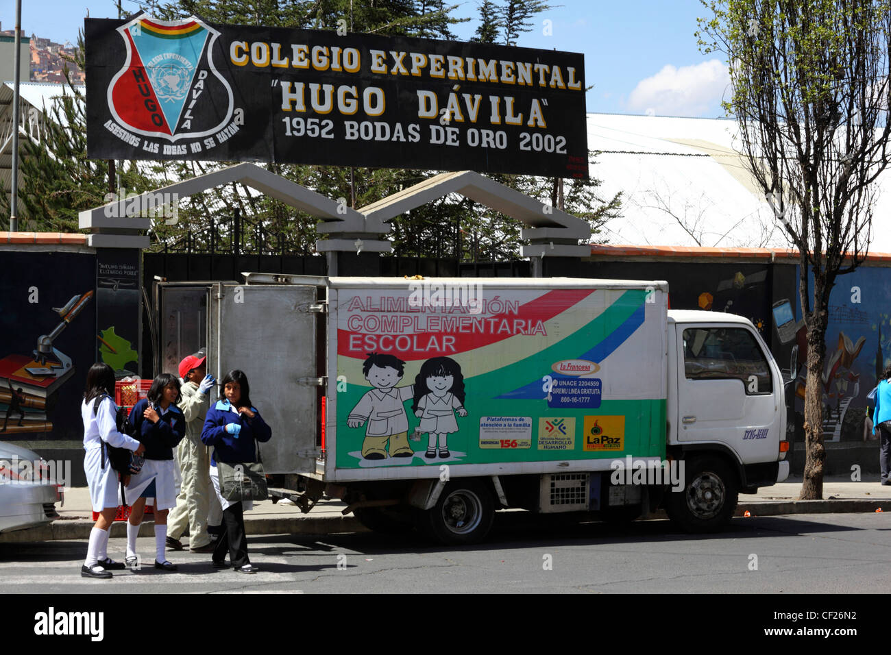 Ofrece desayunos gratuitos a una escuela, parte de una campaña del gobierno para reducir el número de niños subalimentados, La Paz, Bolivia Foto de stock