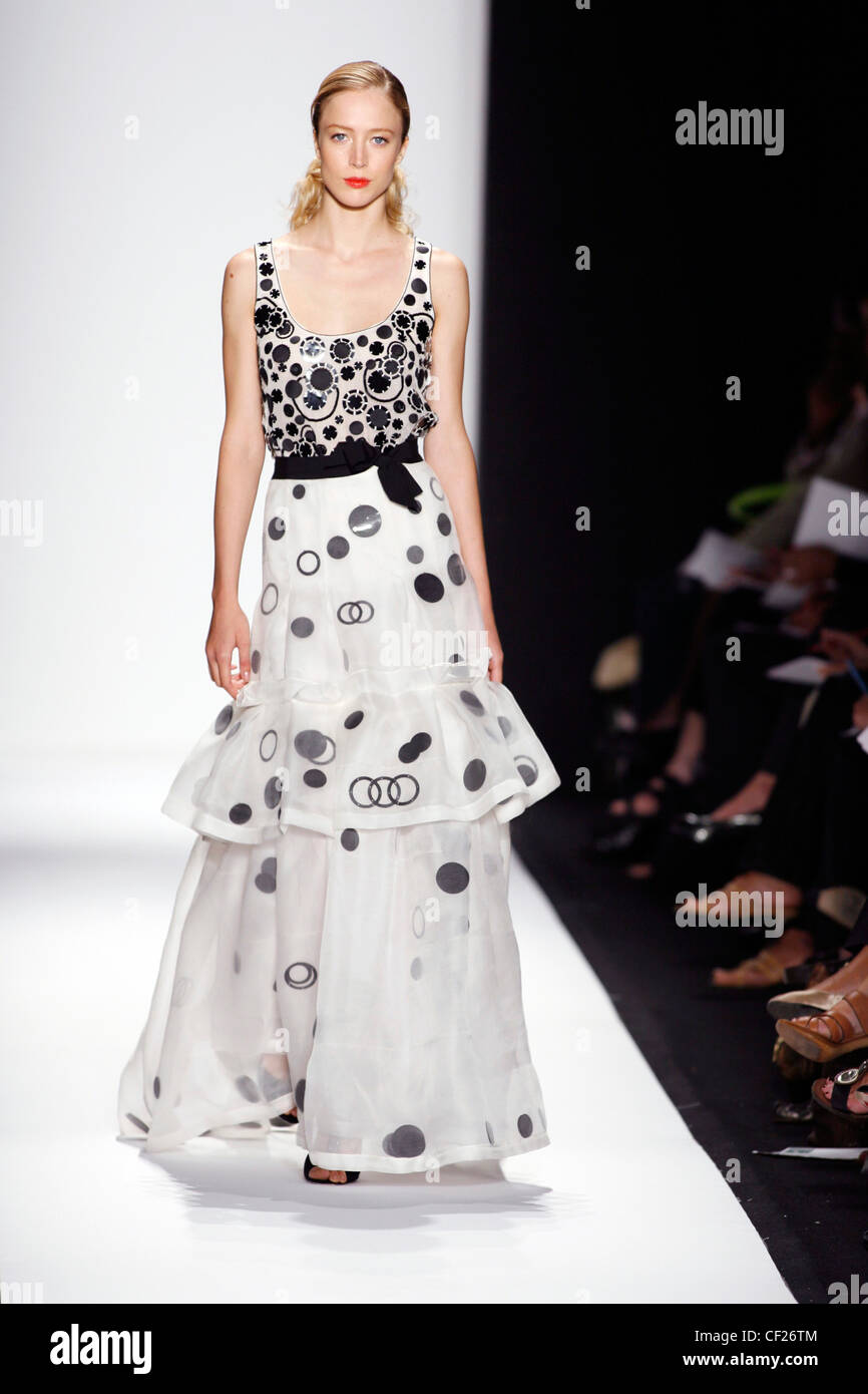 Carolina Herrera Nueva York listo para ponerse el pelo rubio modelo primavera verano vestidos de blanco y negro floorlength tiered falda Fotografía de stock - Alamy