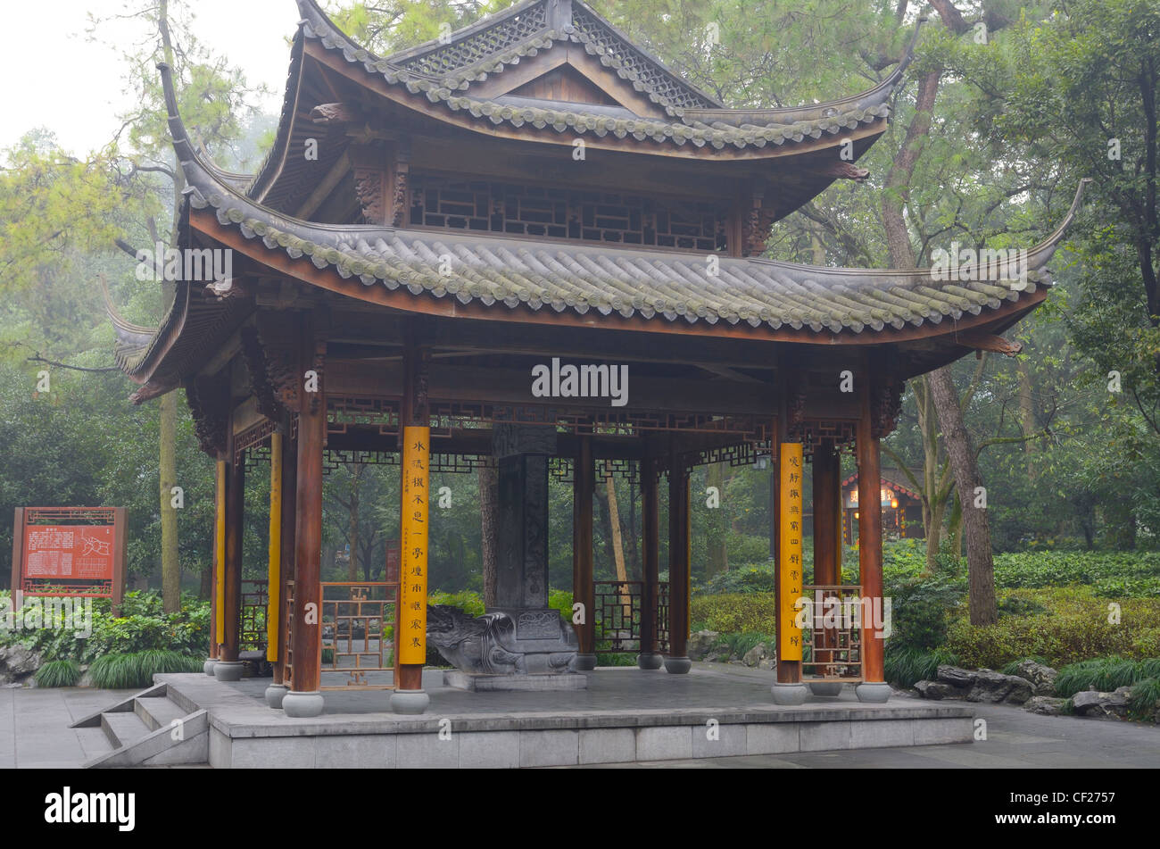 Pagoda con tortugas de piedra debajo de la columna en el templo de Lingyin park Hangzhou, República Popular de China Foto de stock