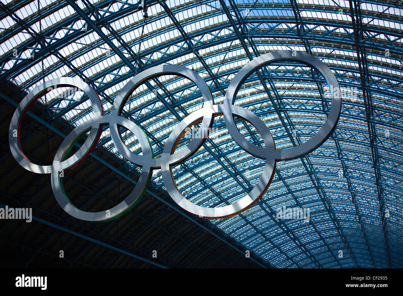 Un gigantesco juego de aros olímpicos suspendidas en la estación internacional de St Pancras para dar la bienvenida a los visitantes a Londres, ciudad anfitriona de los 2012 Foto de stock