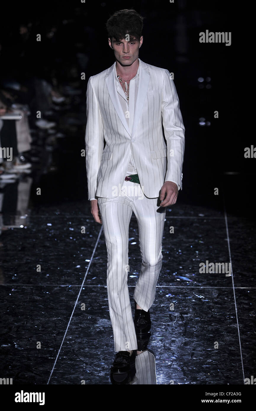 Gucci Milan listo para vestir primavera verano vestidos de blanco y plata  modelo rayas traje negro, camisa blanca y mocasines de patentes Fotografía  de stock - Alamy